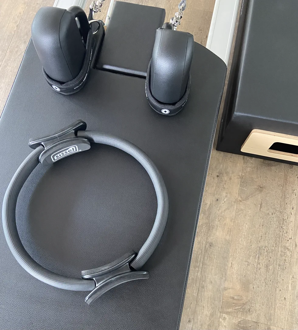 Detailaufnahme: Pilates-Ring und Reformer-Schlaufen